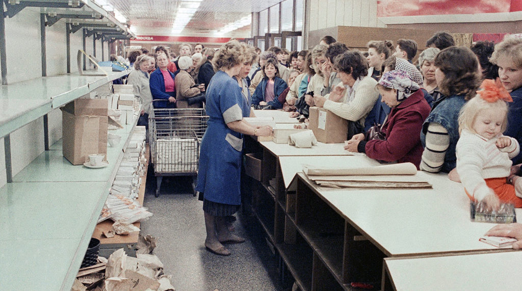 У прилавка советского магазина, конец 80-х